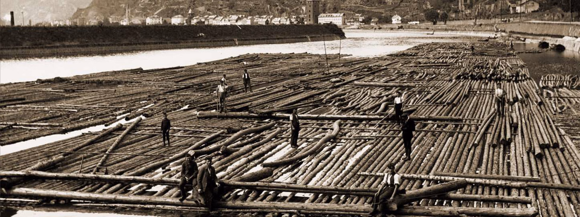 1904 Gründung als Holzhandlung und Flößerei durch Georg Stefan Schlaadt in St. Goarshausen am Rhein.