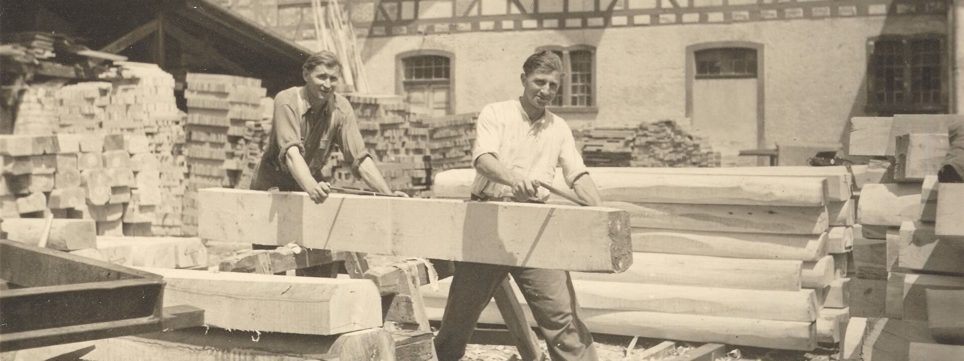 1922 Produktionsbeginn des eigenen Sägewerks